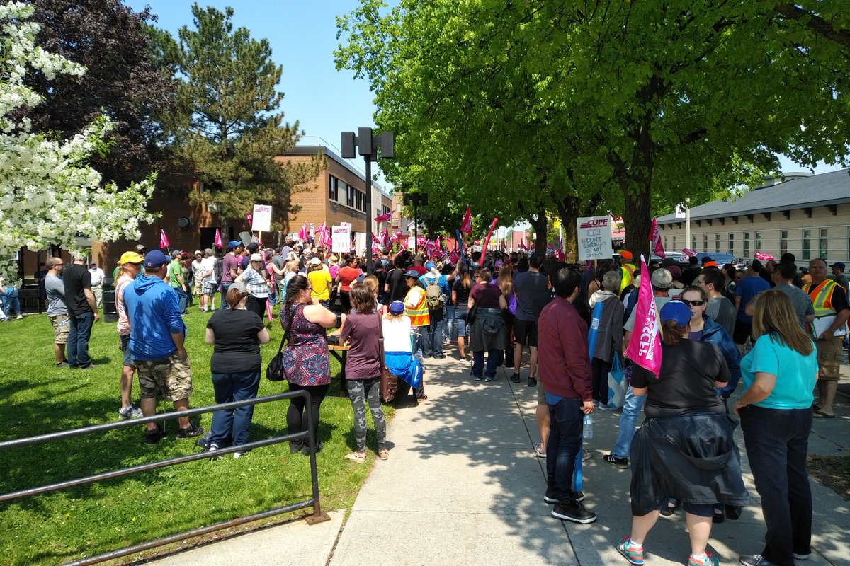 RIGHT NOW: strikers demonstration outside @CityofCornwall. Chants of "Let's Talk Cornwall" #cwlpoli https://t.co/ES7nptZoVb