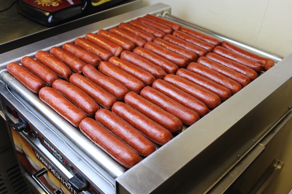 TFEATS's tweet photo. It’s another Wednesday which means it’s another #DollarDogDay! Hot Dogs are $1 today at Hennepin Grille and Taste of Twins Territory locations! Get yours while supplies last! #TargetField #TwinsFood 🌭 #ChefsAtBat https://t.co/sbzYsNFXHg