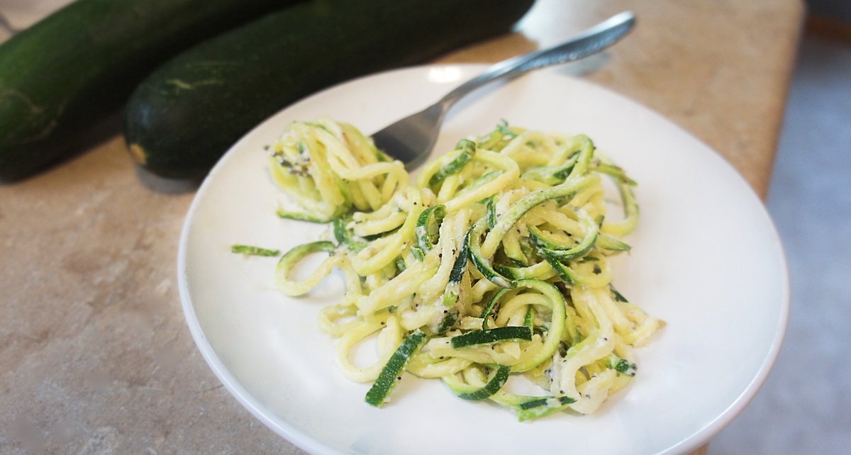Abbiamo fame per zucchine Alfredo. 🍝  Translation? We are hungry for zucchini Alfredo. 😋 { Dairy-free sauce recipe: 1/4 cup of dairy-free butter. 1 cup of Everything Bagel Cashew Spread. 1 garlic clove. Pepper + parsley. } 👌 😘
