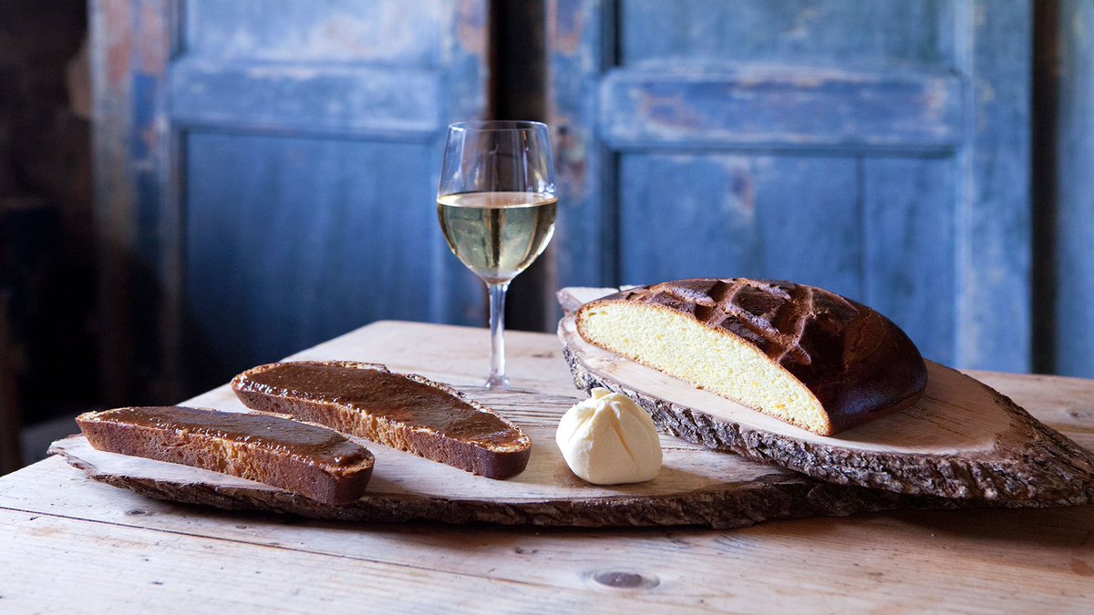 MySwitzerland_e's tweet photo. From sweet meringues with Gruyères double cream to a local “moitié-moitié” fondue, the @fribourgregion is a true culinary hot spot. Have you ever tried “cuchaule”, the area’s traditional #saffronbread? https://t.co/yLOJYkAwl9 https://t.co/QBf35K6NBO