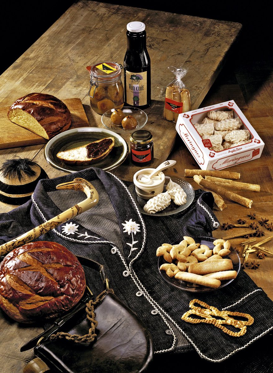 MySwitzerland_e's tweet photo. From sweet meringues with Gruyères double cream to a local “moitié-moitié” fondue, the @fribourgregion is a true culinary hot spot. Have you ever tried “cuchaule”, the area’s traditional #saffronbread? https://t.co/yLOJYkAwl9 https://t.co/QBf35K6NBO