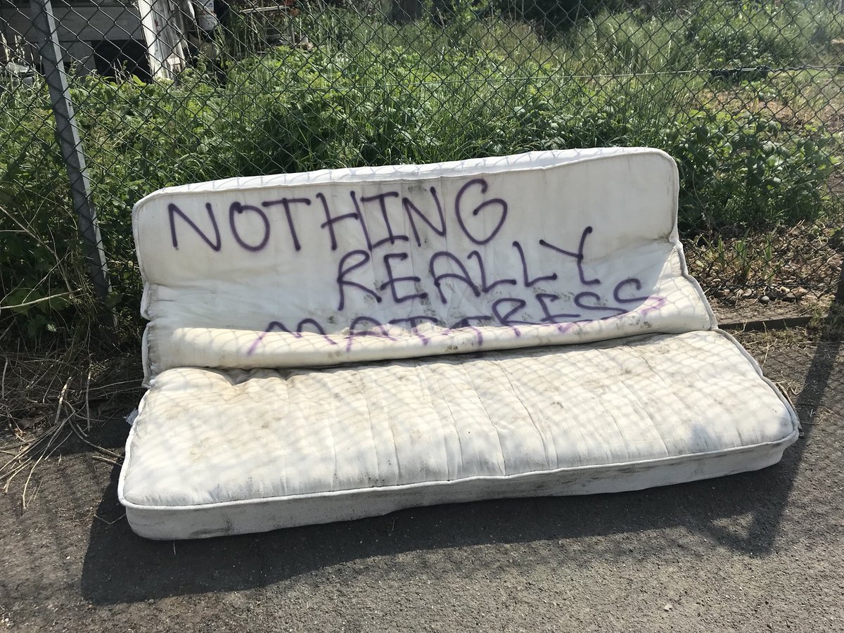 BeaHaines's tweet image. #nothingreallymattress #nothingreallymatters #discardedfurniture