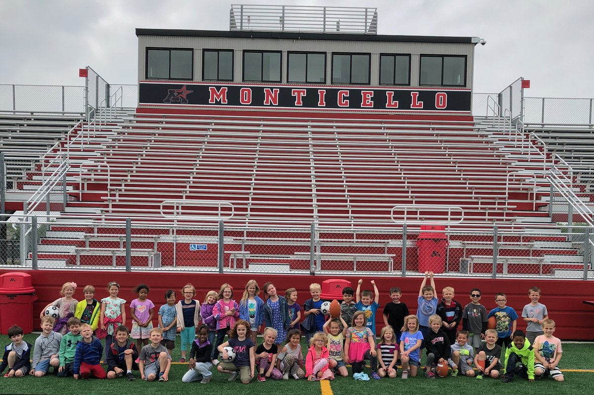 ISD882's tweet image. Eastview Education Center students got to take a special field trip Tuesday, taking advantage of the beautiful weather to head over to Memorial Stadium at MHS and explore the turf field! #OptOutside #MinnesotaSpring #MagicPride