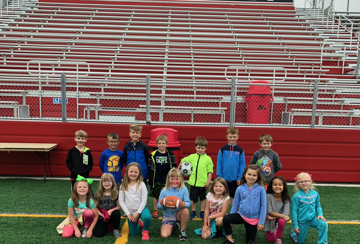 ISD882's tweet image. Eastview Education Center students got to take a special field trip Tuesday, taking advantage of the beautiful weather to head over to Memorial Stadium at MHS and explore the turf field! #OptOutside #MinnesotaSpring #MagicPride
