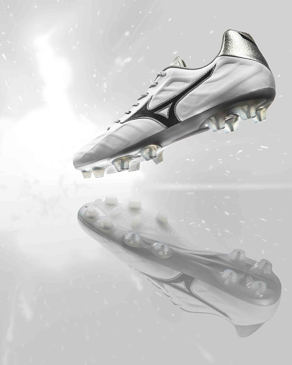 Met de Rebula V1 heb je een comfortabele fitting gecombineerd met een unieke controle over de bal. ⚽ #mizuno #mizunofootball #soccer
