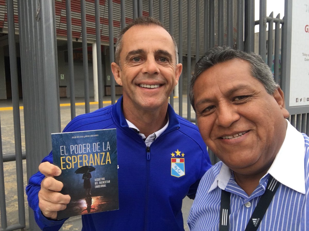 Pr_Isaacmf's tweet photo. Solo dijo: Gracias hoy podré dormir.
Júlio César de Andrade Moura también conocido como Julinho, es un exfutbolista y #co-animador de #televisión brasileño nacionalizado peruano. Recibe el libro Misionero 
#ImpactoEsparanza
#vuelveavivir
#tomatulibro https://t.co/5g3xGFbUse