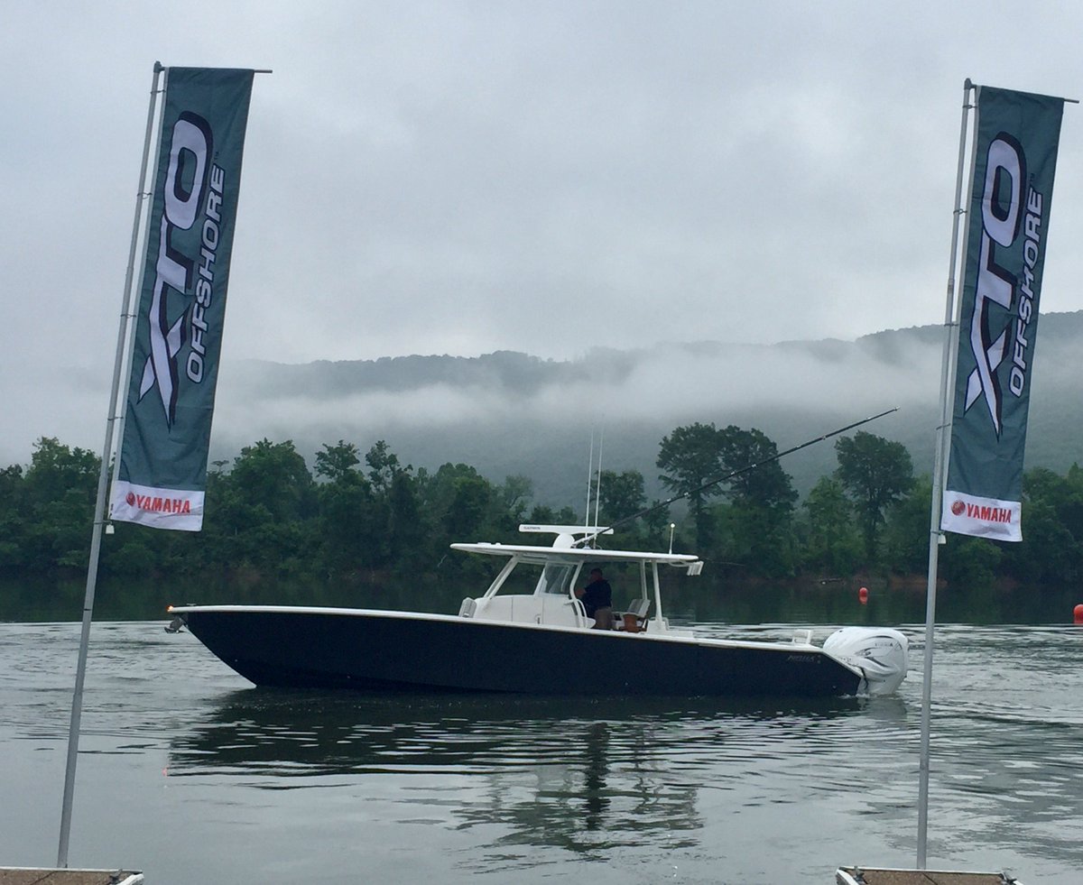 Check out this gorgeous profile view of the Jupiter 43 SF sporting the all NEW #YamahaXT425s!!! #smokeonthewater #LetsGo #RevvedUp #Jupiter43 #XTOoffshore #Quad425s #flagshipmodel #v8power #YamahaOutboards #reliability #centerconsole
