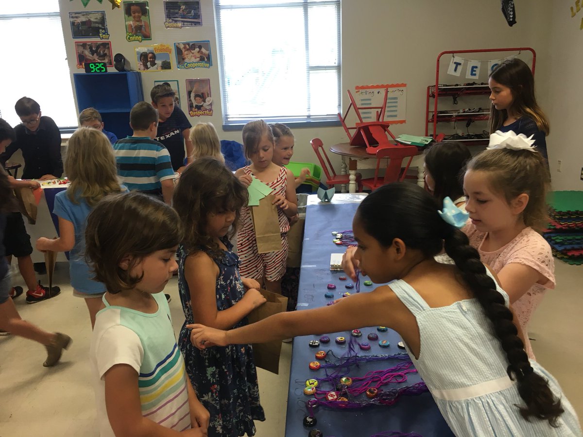hancockkinder's tweet photo. Making smart consumer choices at 3rd grade market @bearbranchelem https://t.co/LnnYwjJKU7