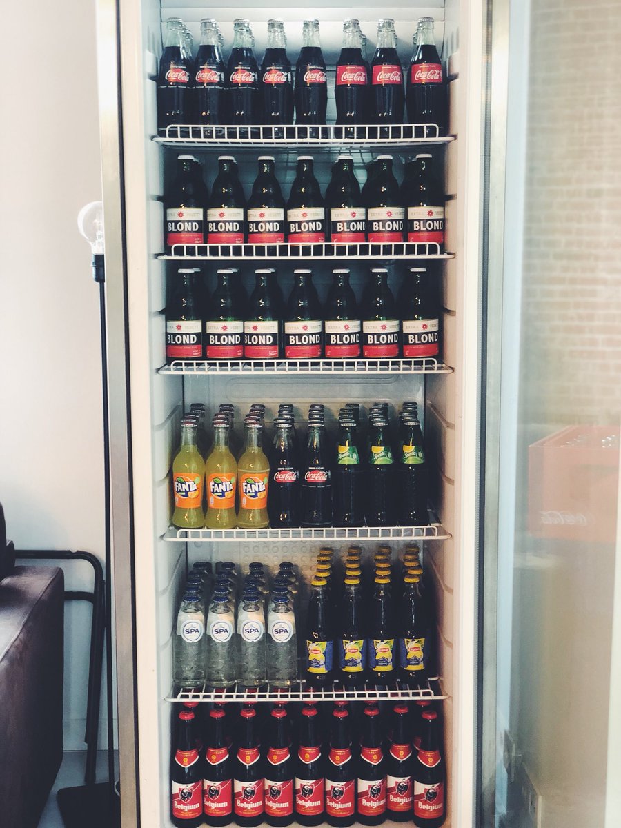 DOBBELAEREW's tweet photo. Op drankvlak zit het wel snor op de #GDPRdrink van @deJuristenBE. Morgenavond komen drinken om alle GDPR-miserie te vergeten? Registreer je nog snel op https://t.co/ztiLZyhPqH (We zijn al met 50, dus er kunnen er nog wel een tiental bij)! https://t.co/AiDNLpNqgj