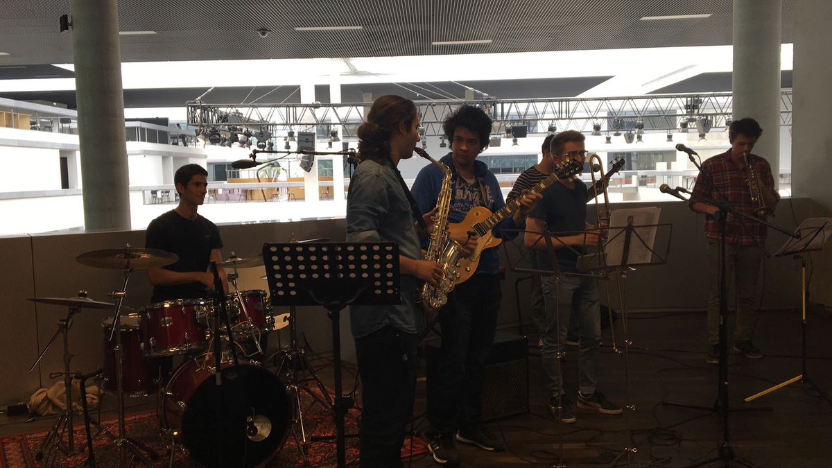Inno_Playground's tweet photo. It's cocktails time ! Listening to Musics Asso from @centralesupelec #ParisSaclaySpring
#InnovationPlayground
#SmartWeeks
#ParisRegion
#ParisSaclay
#VillagesInnovation
#PublicisLive https://t.co/ftxw1Z2pgY