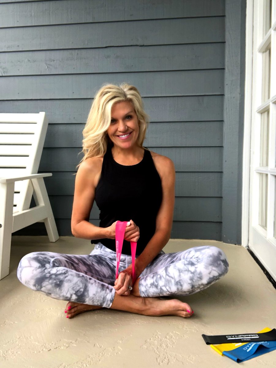 FitFabFor's tweet image. Traveling❓NO PROBLEM❗️My favorite hotel workout is w my @DynaProDirect bands 💪! Link ➡️ for #workout  fitfabforever.com/2018/05/22/arm… #HealthyLiving #travel #fitness #weightloss #goals #loseweight #fitspo #personaltrainer #FitnessGirl