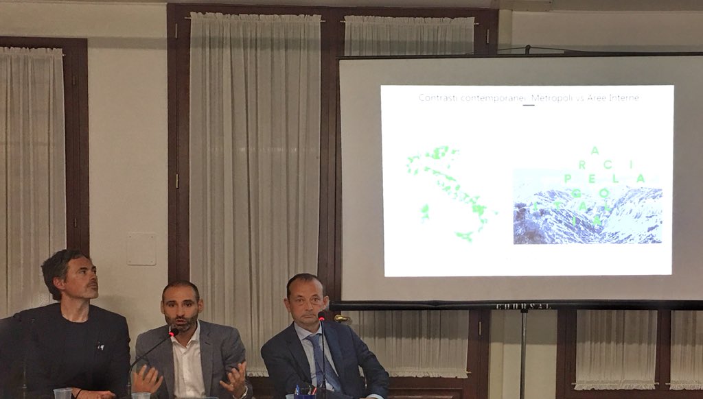 veneziadavivere's tweet image. Matteo Pedaso di LAND Italia presenta le iniziative per Ca’ Corniani, storica tenuta di Genagricola, progetto di valorizzazione del territorio che connette arte e agricoltura. cacorniani.genagricola.it #ValoreCultura #DesignVe. Venezia, #BiennaleArchitettura2018