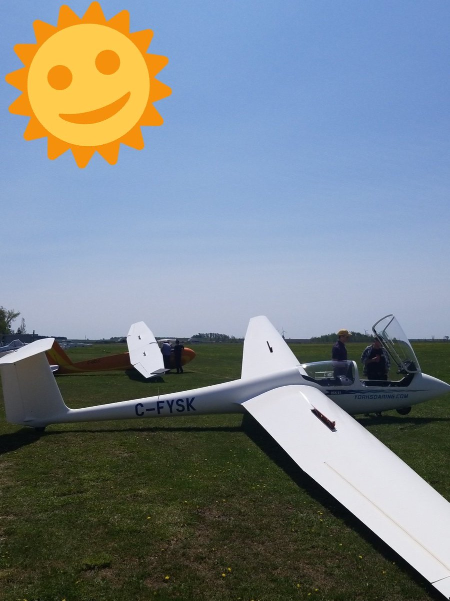 YorkSoaring's tweet photo. Clear blue skies, planes pulled out and ready to go, all thats missing is you! What are you waiting for? Come fly!! #canglide https://t.co/WWehnxnNzf