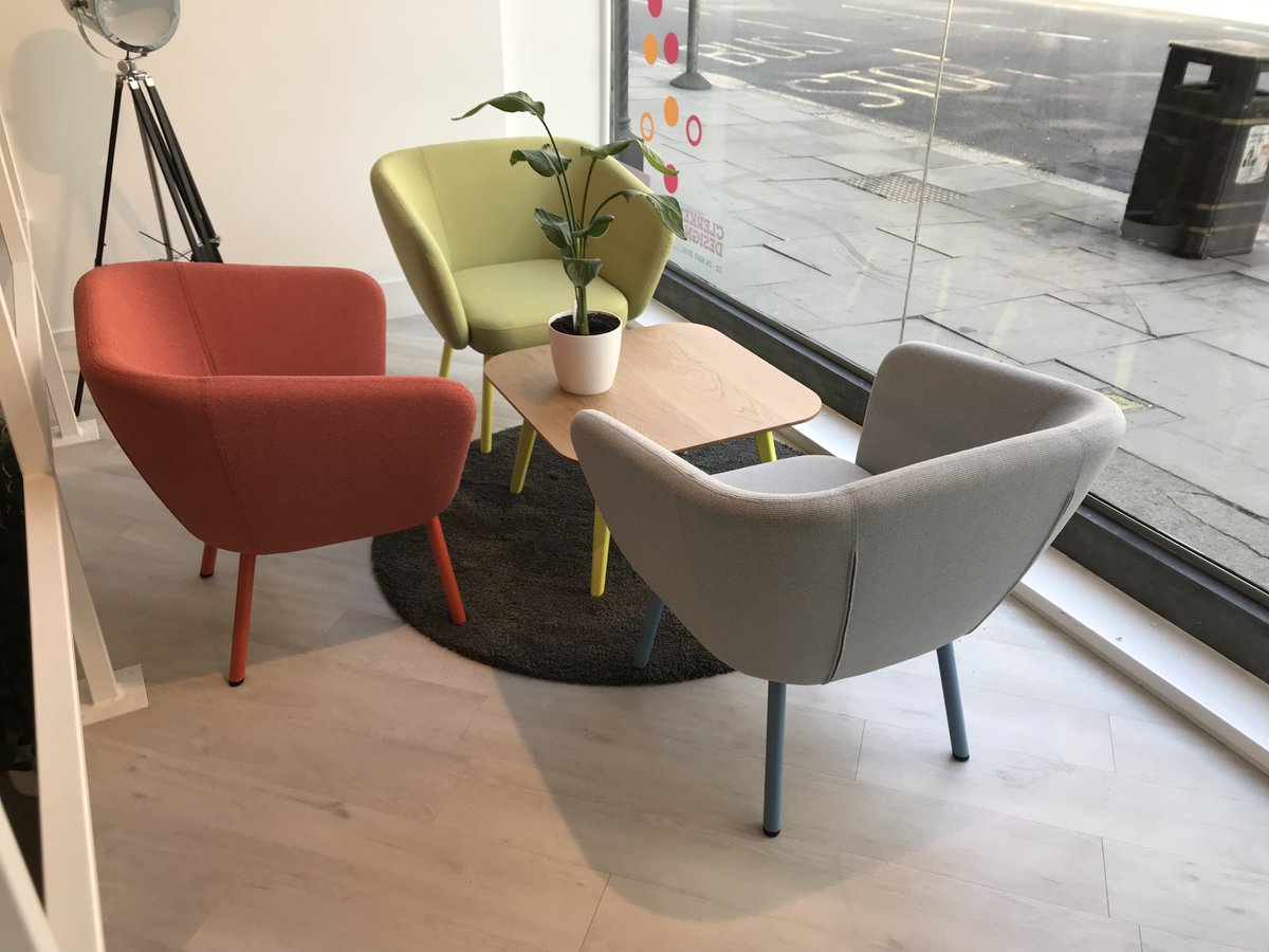 WebbAssociates_'s tweet image. Great to see Billo in a range of vibrant colours in the window at @OceeDesign showroom! It's a compact soft seating range designed by Roger Webb Associates. #CDW2018