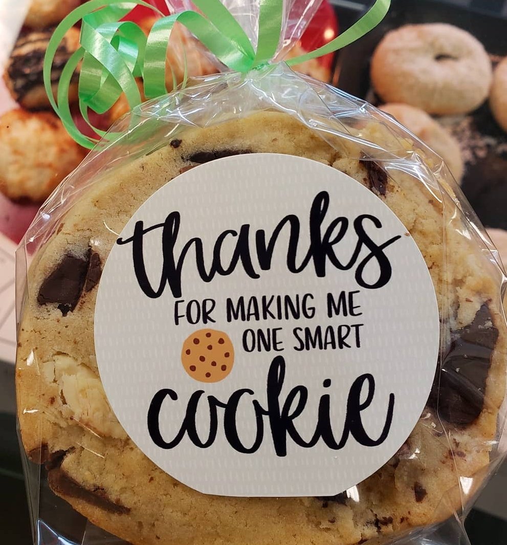 BlackTieCookies's tweet image. ATTENION : All students of @philomath13 !!! He hooked you up throughout the year, don't you think it's time to return the favor??!!😁 #givetheguyblacktiecookiesalready 
#canthurt 👨‍🎓👩‍🎓