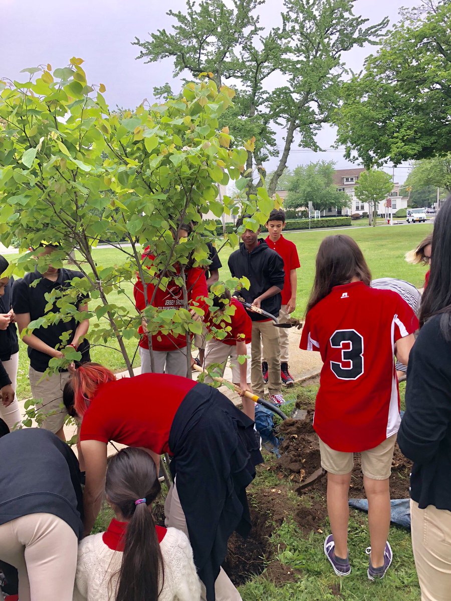 LBPSMaiello's tweet photo. Thank you Mr. Raspanti and Ms. Okeson for donating a tree and planting it for our students. Ss loved getting their hands dirty🌲#rbbisbia #bestself @rbmsROCKETS @RedBankSup https://t.co/XTIznKrkE6