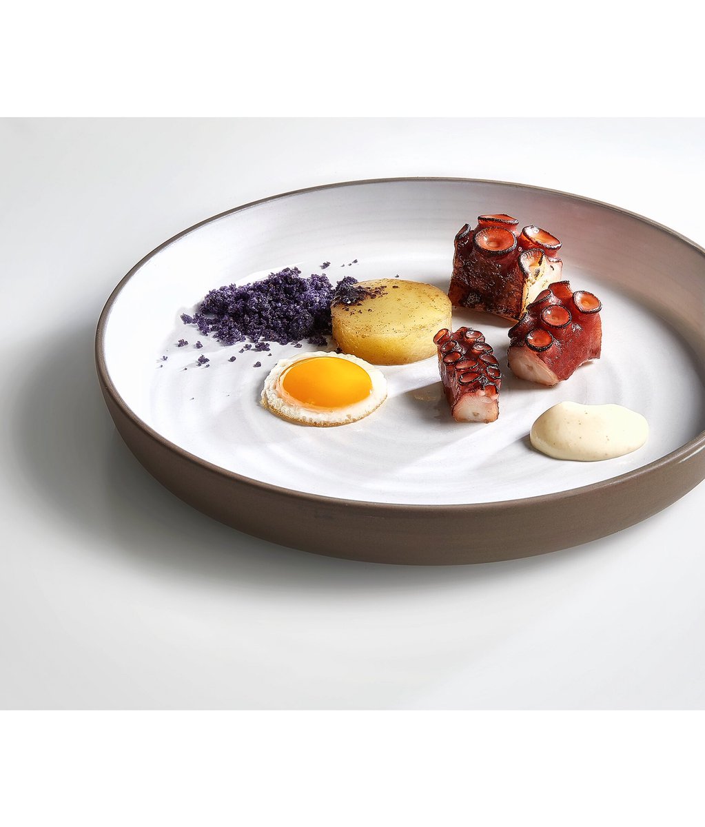 RamonFreixa's tweet photo. ‘Madriz Castizo’, título del menú creado para #NespressoAtelier #NespressoDistrito22 que incluye platos con sus toques de cafés @NespressoES inspirados en mejillones con patatas de los bares madrileños, huevos rotos (con pulpo en lugar de jamón) o rosquillas listas de San Isidro https://t.co/m15wQ3AGF4