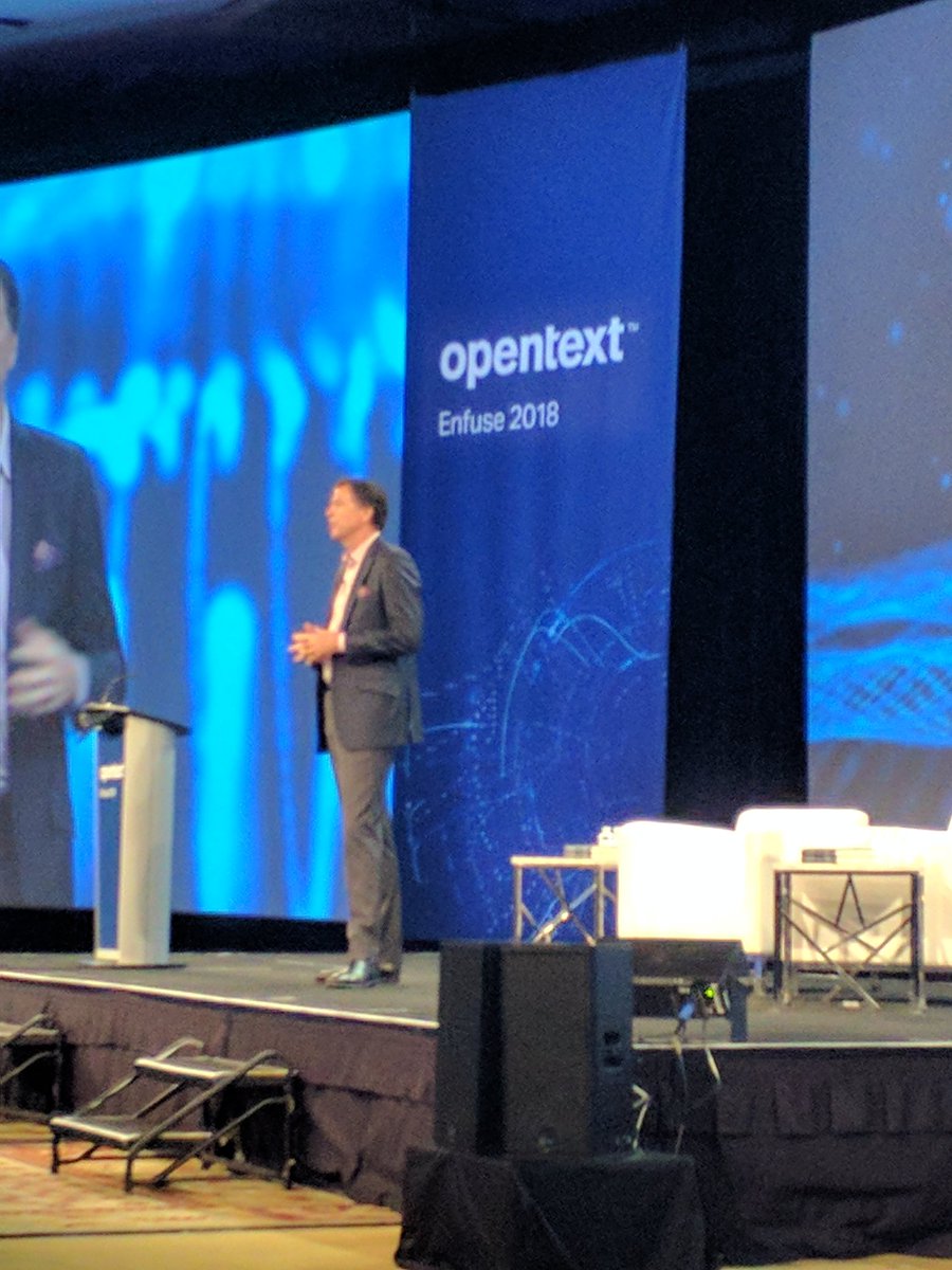 Escuchando a James Comey, anterior director de FBI contando en persona su batalla con Apple por el cifrado