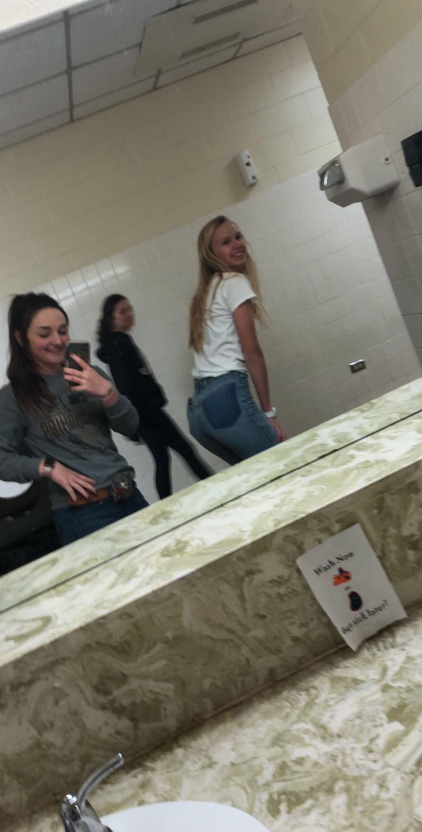GracenWalker's tweet photo. happy happy 18th birthday to one of my favorite humans!!🎉🤩 soo thankful for your sense of humor and our endless laughs. hope it’s the best one yet!!🤪 https://t.co/I78QXJ8xBK