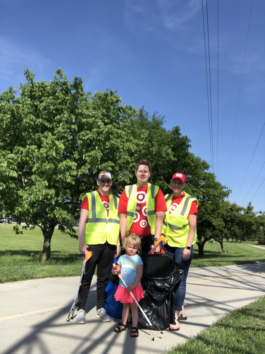 trish_vollmer's tweet photo. 879 Target Keeping Lincoln Beautiful. Volunteering picking up trash on the Beal Slough Trail. #VolunteersWeek #Target #0879 #KeepLincolnBeautiful #littlehelper @kellyheiser7 @_kellireed @katie_konopasek @karleykrcilek @alisonjstephen @Target https://t.co/b43iUXgiD0