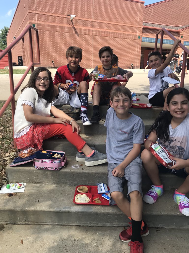 mrsritterBES's tweet photo. Thank you @BESbooklady and Ms.April for allowing our @BESTexans to have lunch outside! #texan2step https://t.co/FPCBzPWj5L