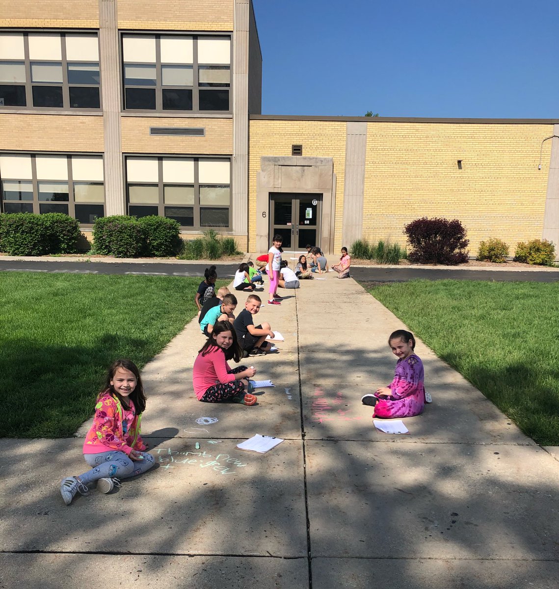 misstachulak's tweet photo. Practicing our word sort outside in this beautiful weather! ☀️ #d123 #d123cov https://t.co/O1PdAUgh4a