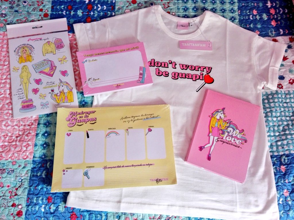 _lucilu_'s tweet photo. ¡Ya tengo mi regalo de @lavecinarubia y @GrupoVaughan! 💖🦄 Es todo maravilloso y me encanta. Ya mismo estreno la camiseta 😍 Thank you very much! #dontworrybeguapi #madrugaresdeguapas https://t.co/rplJJ5qF0T