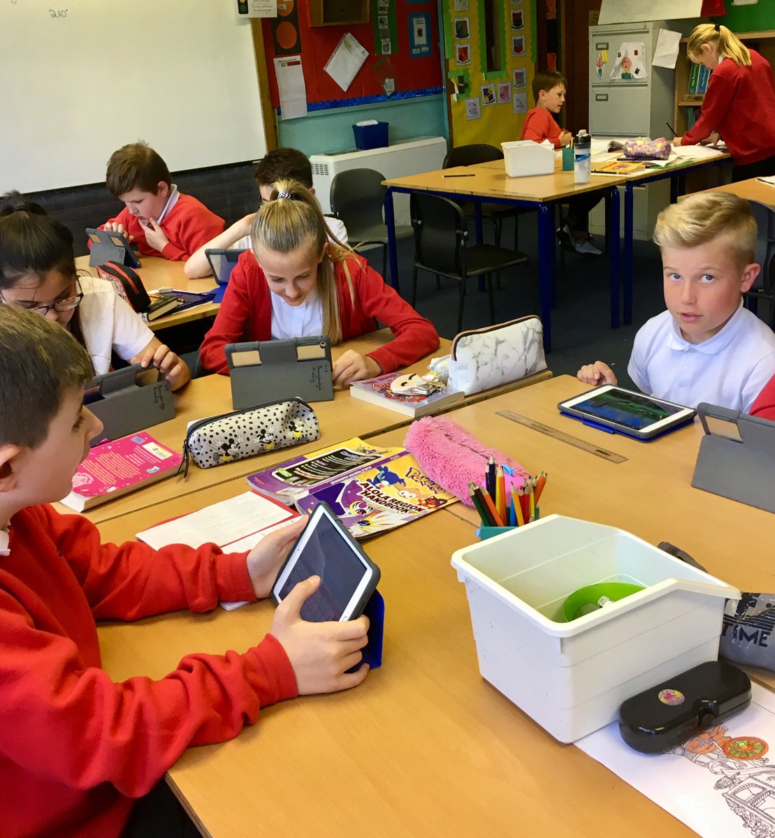 BPSMsMacCallum's tweet photo. We discovered that using the new iPads makes learning about angles lots of fun! #alienangles @BonnybridgePS https://t.co/2YKQSiMCWo