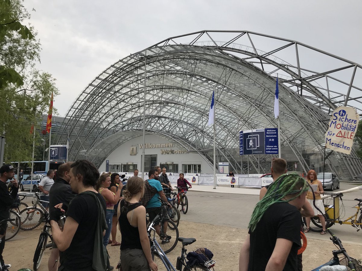 WilliamRambow's tweet photo. Fahrrad-Demo ist draußen vor der #NeueMesse angekommen. Es gibt politische Forderungen und Suppe ;) #ITF18 #RadLE #JuPaLe // @ITF_Forum @ADFC_Leipzig @cmleipzig @autofrei_leben https://t.co/dmgGiQI2Pz