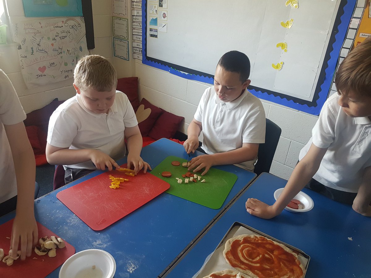 MissRimmerMLP's tweet photo. My little chefs 😊🍕 @MabLanePri @schfoodadvisors https://t.co/3dZL8QnrMK