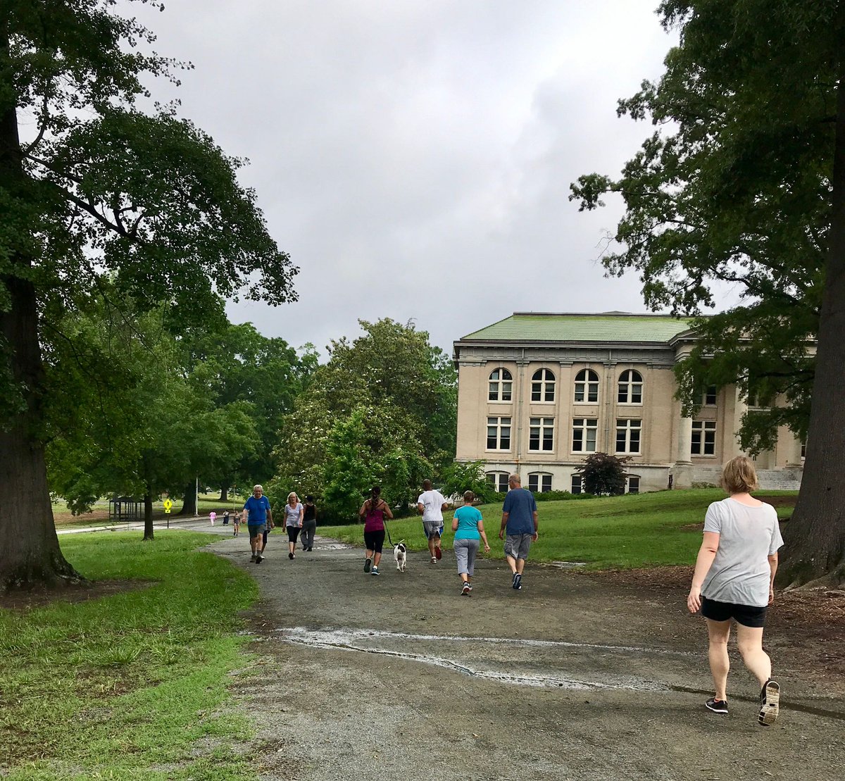 9thStreetDurham's tweet photo. One of our favorite ways to enjoy #NinthStreet is by starting off with a stroll along Duke's #eastcampus wall, and then sauntering up to Ninth Street for a coffee, shopping, or visits with friends. In our opinion, this crowd certainly has the right idea! #Discover9thStreet https://t.co/mN17wm49zl
