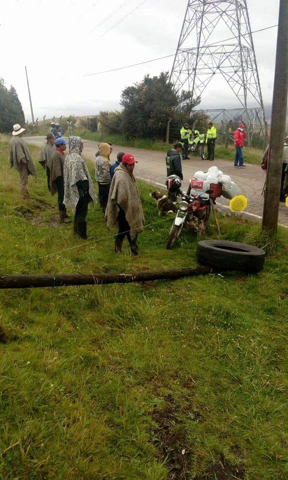 accionobrera_'s tweet photo. Cuando use algo desechable, cuando tire algo reciclable, cuando ponga todo en una misma caneca... cuando vaya a votar este domingo, acuérdese de quienes vivimos alrededor de los botaderos de su basura. En el Sur de Bogotá no aguantamos más, ¡No más enterramiento! #CierreDoñaJuana https://t.co/3nYzWRfnFG