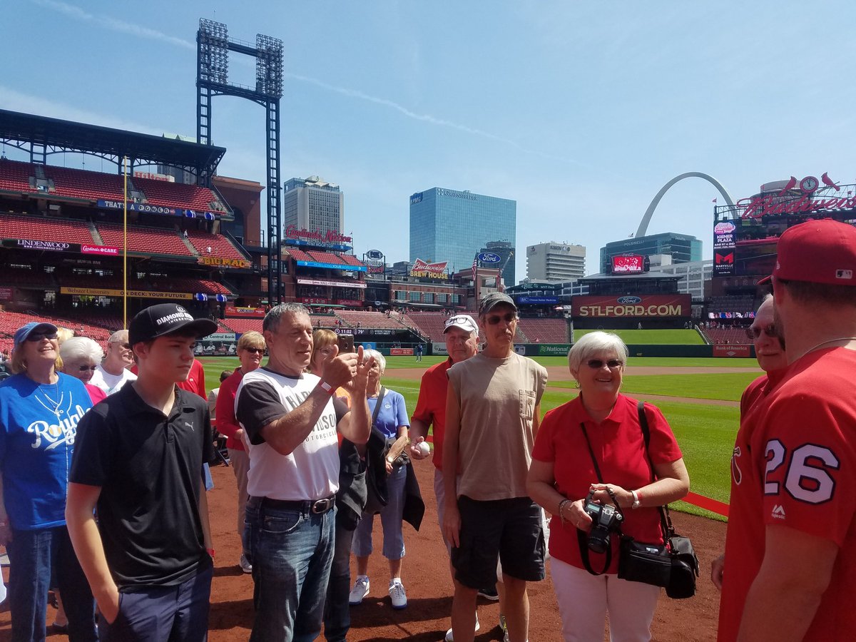 Crystal97863697's tweet photo. Just hanging out with Bud Norris @BuschStadiumIII with Diamond owners!!! #DiamondResorts does it BEST! #WeLoveOurDiamondFamily #whyarentyouhere #EmployerofChoice @misty_raybuck #CardinalsNation https://t.co/fyKyVRYxwR