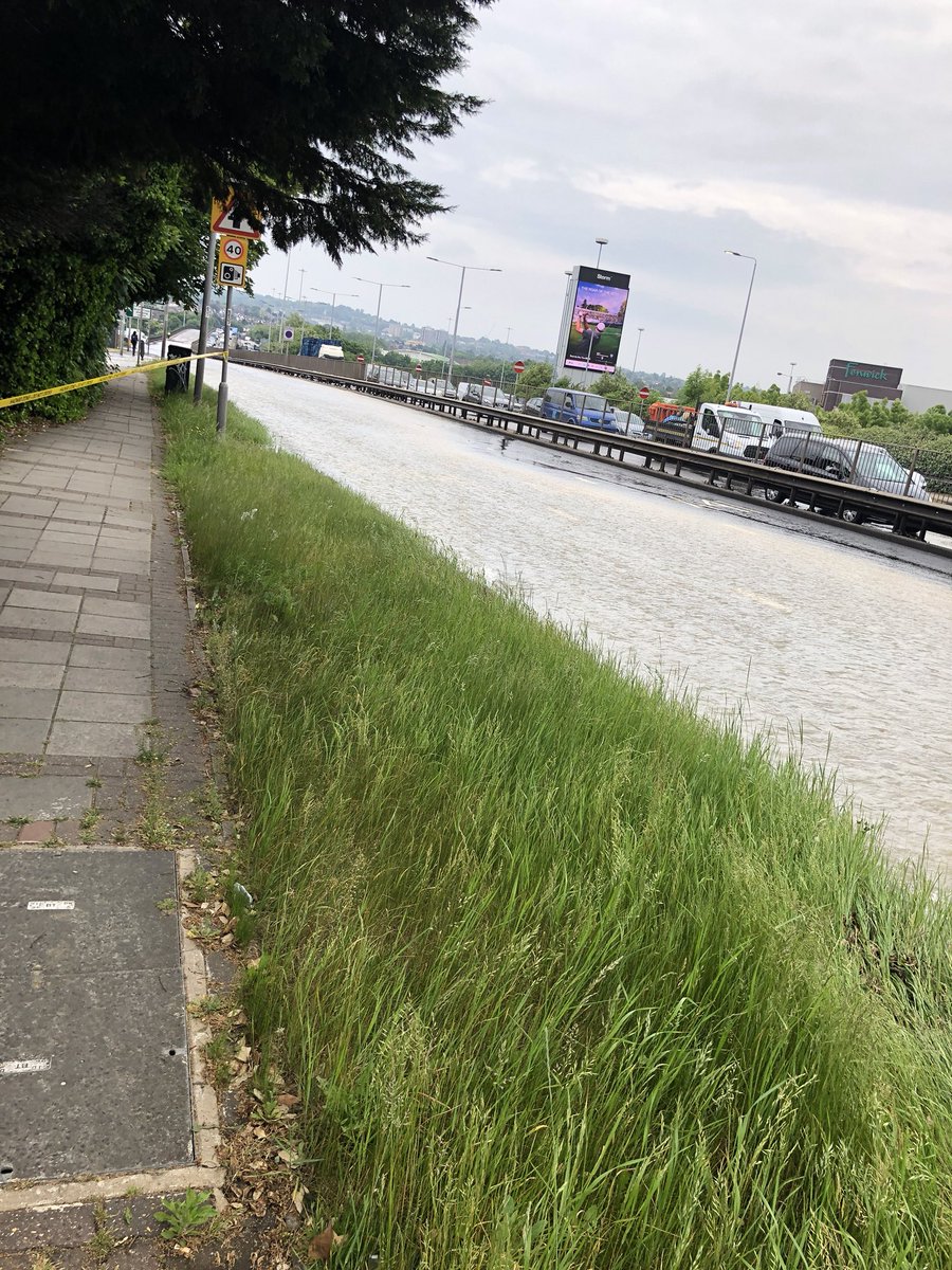 EKesselman's tweet photo. @thameswater @TfLTrafficNews @metpoliceuk @LondonFire major burst water main A41 hendon way by Hendon Central station https://t.co/6vsazkLiJu