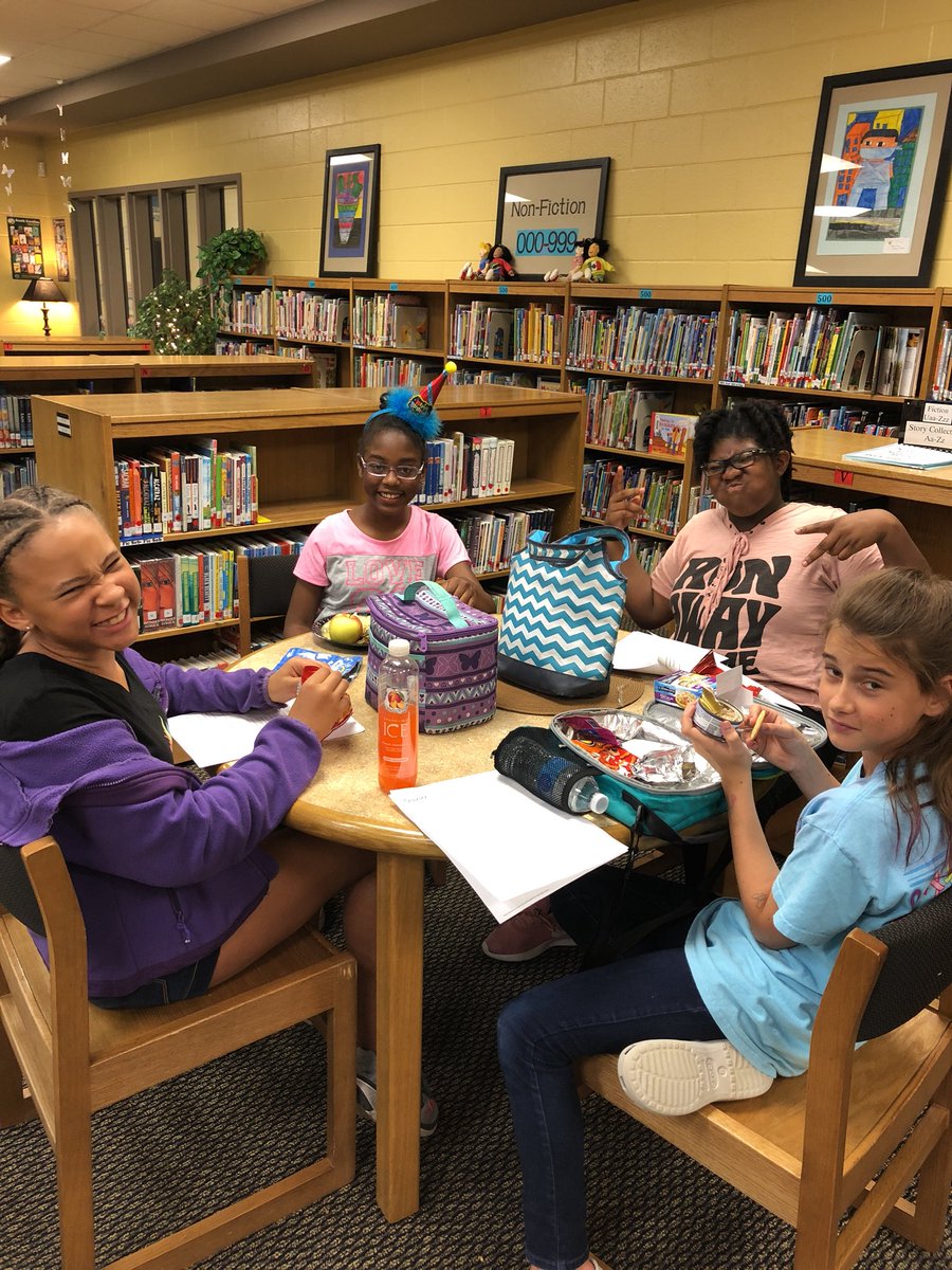 LBNELibrary's tweet photo. Practicing until the last moment! This team is ready for a win tonight!! #R2RC #lbne #gobees https://t.co/03Zp9JX0rY