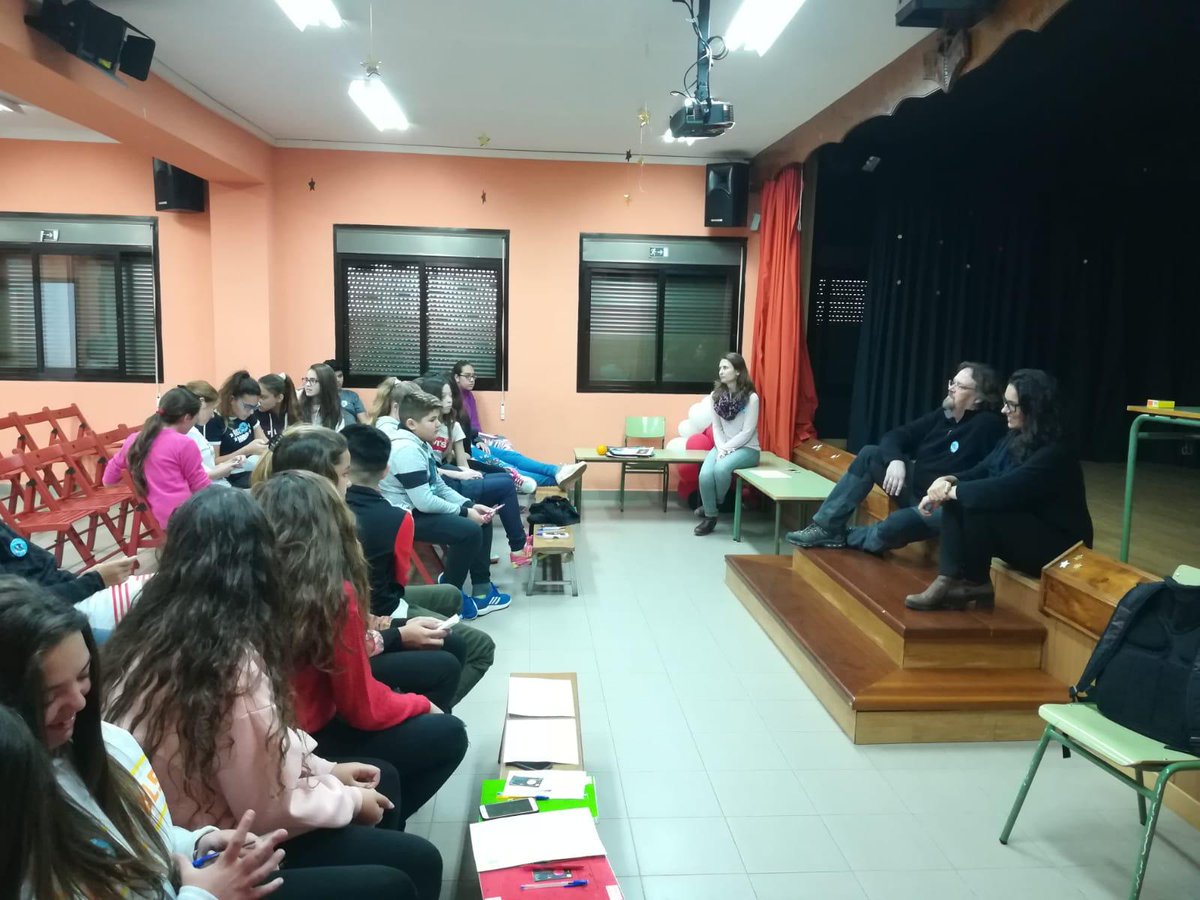IAC_Astrofisica's tweet photo. Compartimos algunas imágenes de la jornada "El C.E.O Príncipe Felipe viaja al Espacio", que se celebró en este centro educativo de la Victoria el pasado 18 de mayo, y en el que participaron los astrofísicos y divulgadores del @IAC_Astrofisica Sandra Benítez y Alfred Rosenberg. https://t.co/EaplDvtpoT