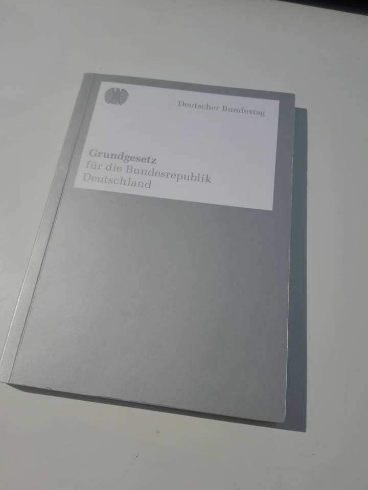 Volksverpetzer's tweet photo. Das #Grundgesetz ist ein Gesetz gegen Nazis. Gegen ihre Weltanschauung, gegen ihre Meinung, gegen ihre Freiheit, dieselbe öffentlich zu äußern. Es diskriminiert Nazis. Und das ist gut so! Alles Gute! #HappyBirthday #Liebe69 #AusDiesemGrund #EndeDerEiszeit #ReconquistaInternet https://t.co/unwnCriXja