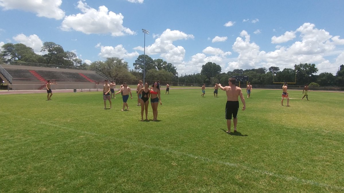 hhscobras2018's tweet photo. Seniors' last hoorah at HHS! https://t.co/4mlGF4YpxL