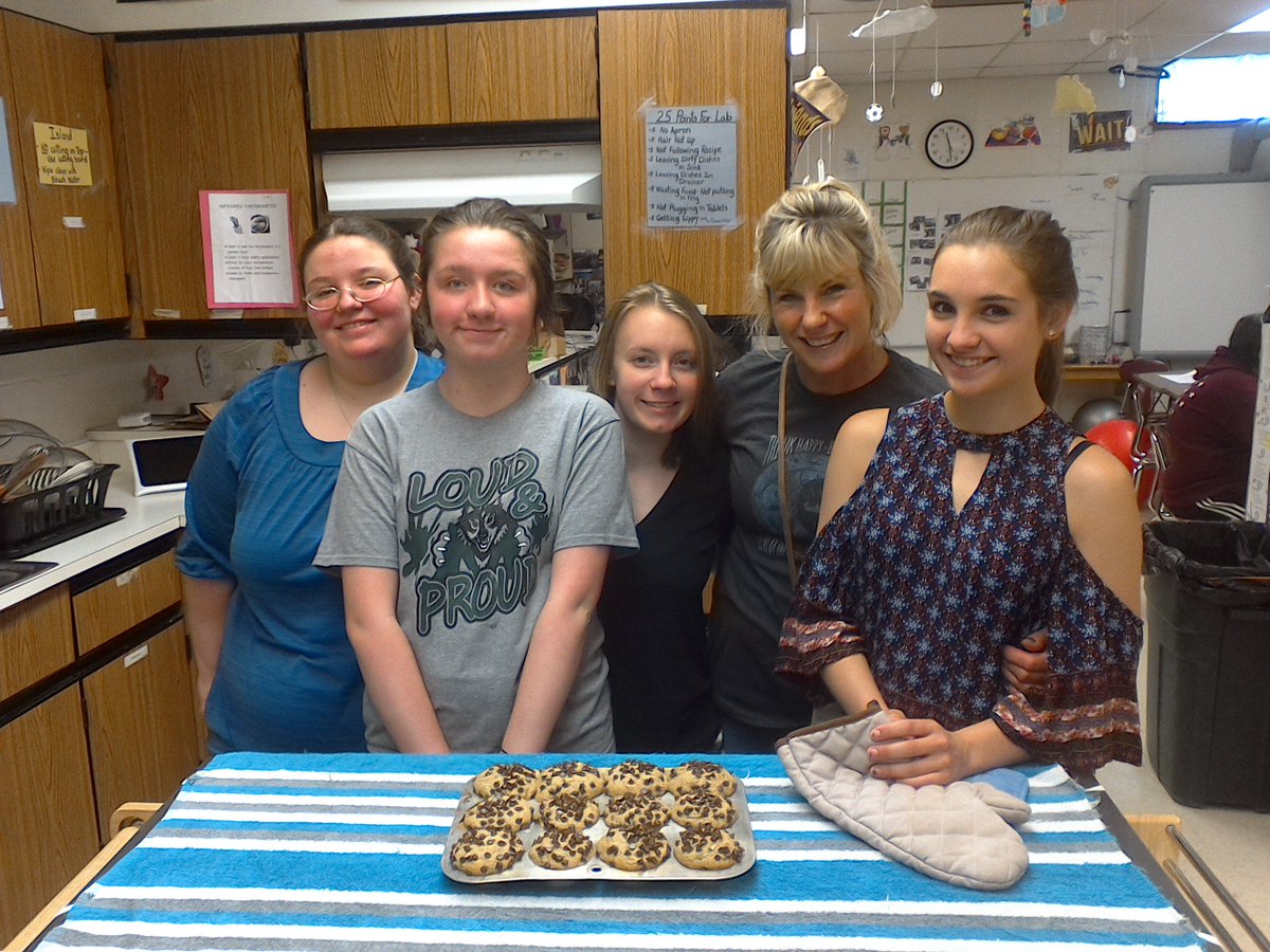 caschaer's tweet photo. Generation Baking, I really enjoy meeting parents and baking with them 
#twolves7prideMHS https://t.co/LsJV4lgWB2