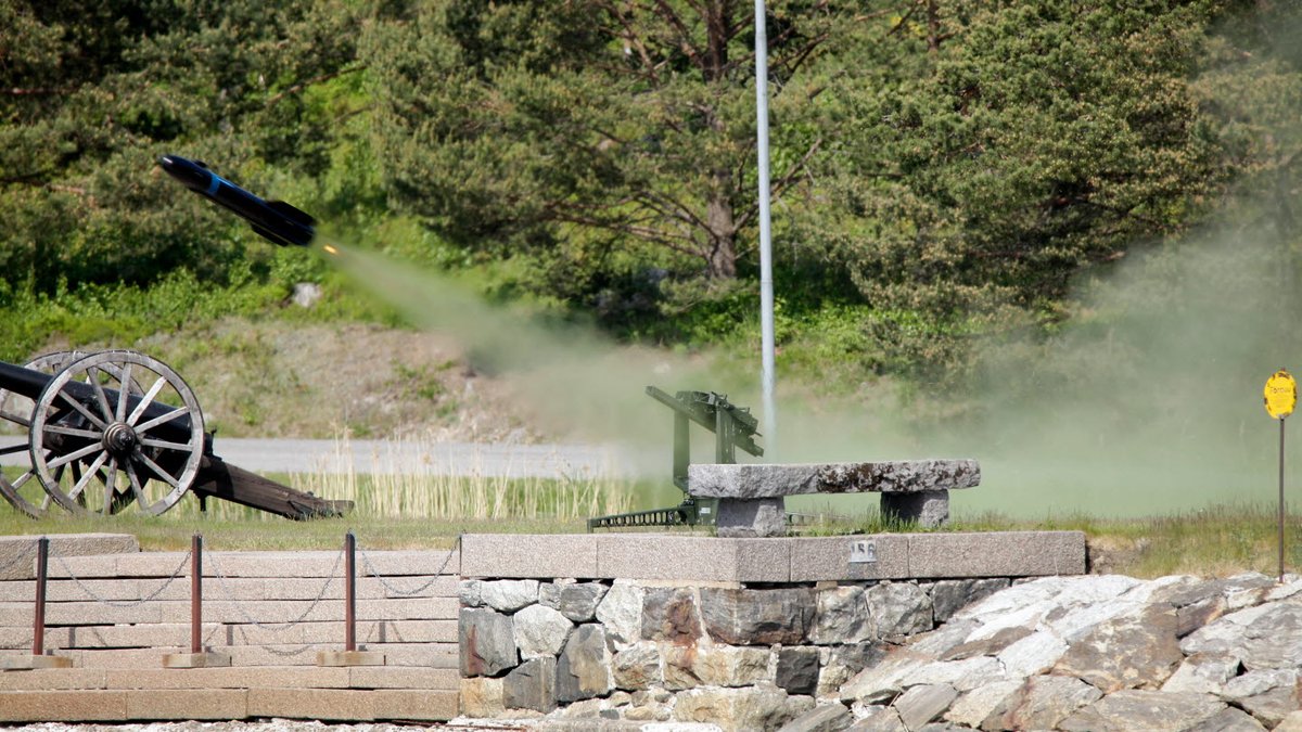 GripenNews's tweet photo. Cool photo by Jimmie Adamsson/Försvarsmakten. Sjömålsrobot 17 aka HELLFIRE Shore Defense System. More from #SWENEX: https://t.co/eGKPz6Omgy https://t.co/RBnGG1XMFK