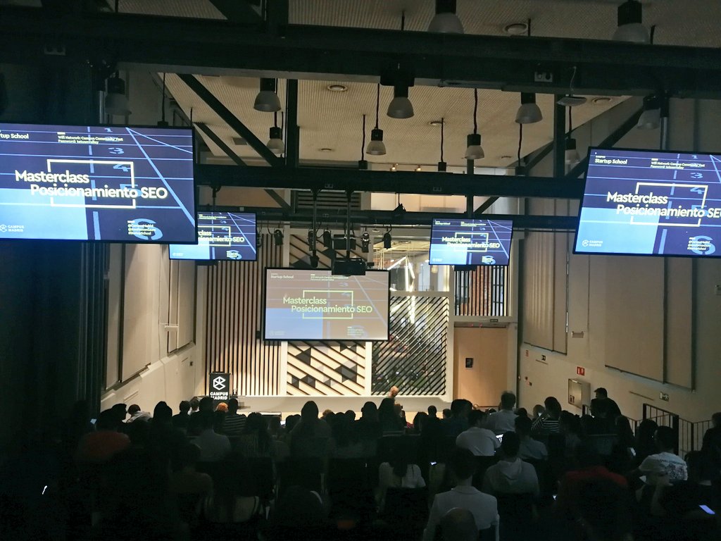 GoogleStartupES's tweet image. Auditorio lleno y todo listo para 2 horas y media de SEO con @JoseRamonSaura. 200 personas saldrán hoy de Campus sabiendo crear sus propias campañas 💪 #CampusSEO