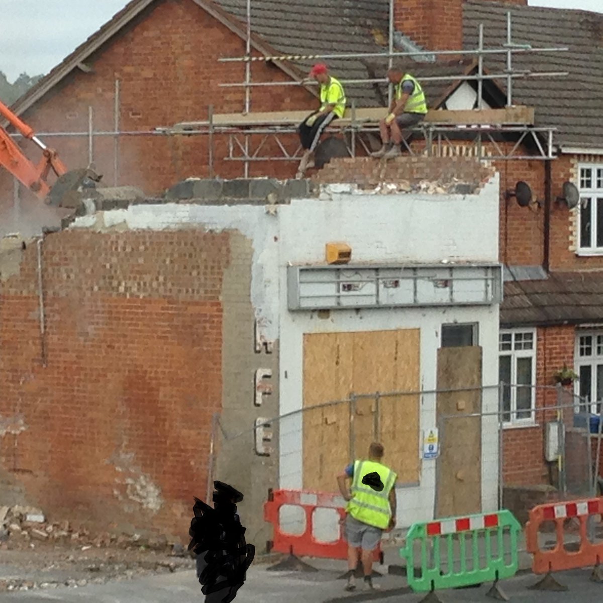 H_S_E's tweet photo. Are you a builder in London? Our inspectors are out an about now visiting refurbishment sites. Make sure you protect yourself and your workers and don’t get caught like this builder. Here is some free guidance to help https://t.co/1NhtQ72Fub https://t.co/s1ULzyH1ri