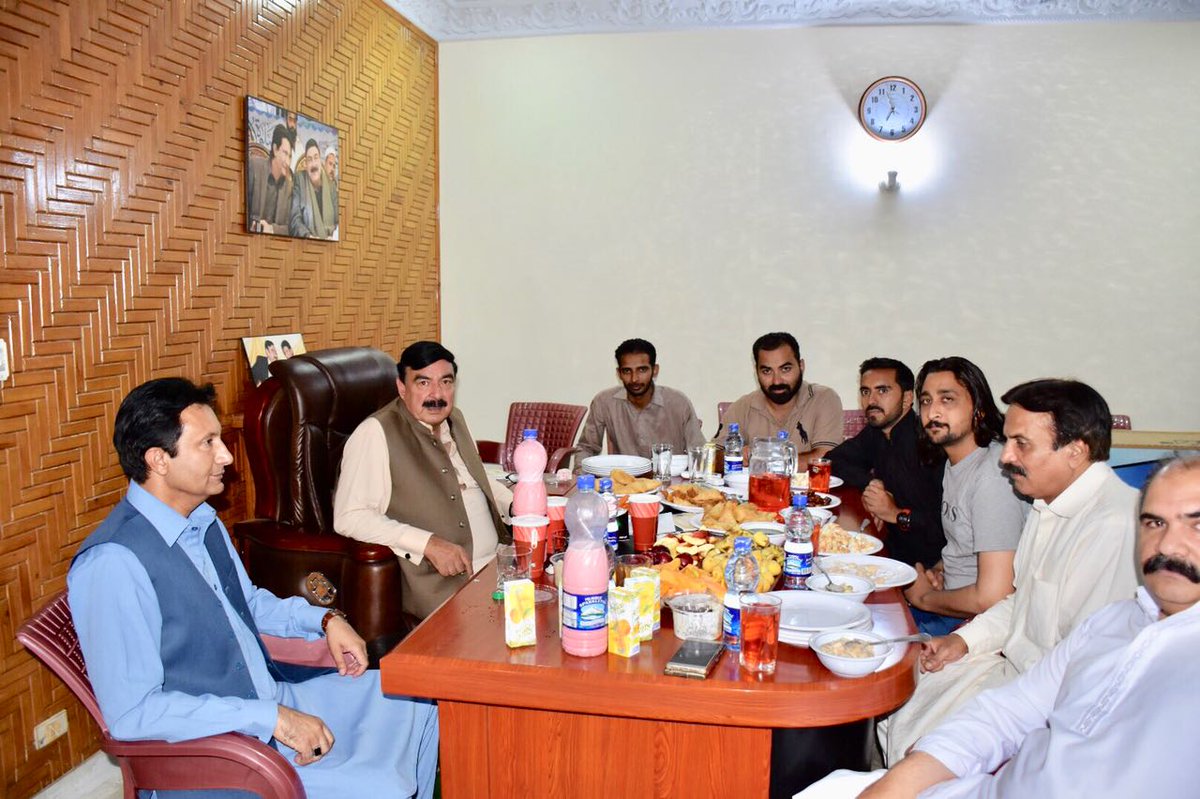 UsmanBhatti_1's tweet photo. #ifftari with #PindiBoy @ShkhRasheed https://t.co/tgR3FilieC