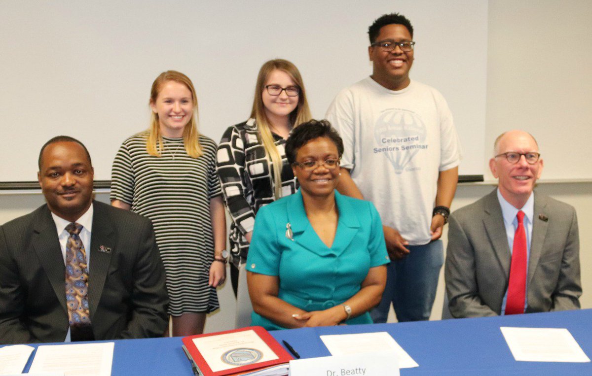 LS R-7, MCC-Longview &amp; UCM celebrate launch of Innovation Track at ceremony. Program saves money &amp; time for students seeking college degrees. #r7proud  ow.ly/DILS30k8XYa