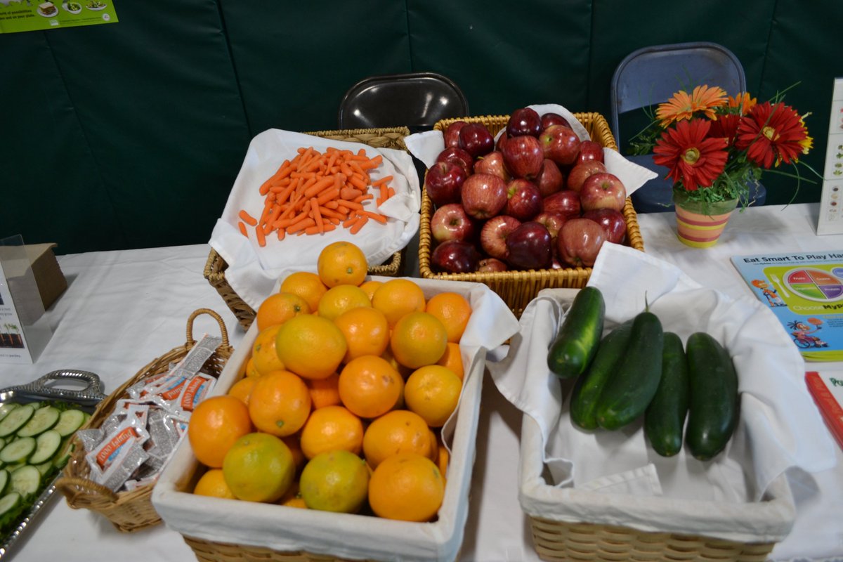 HCSD_CN's tweet photo. #saecafe was excited to particpate at Saucier Elementary Healthy fair. Cafe' Manager Barbara Hosli gave out samples of apples, oranges, cucumbers, carrots and explained the nutritional facts. #Food4Thought #HealthyEating https://t.co/rwEHtyJCFe