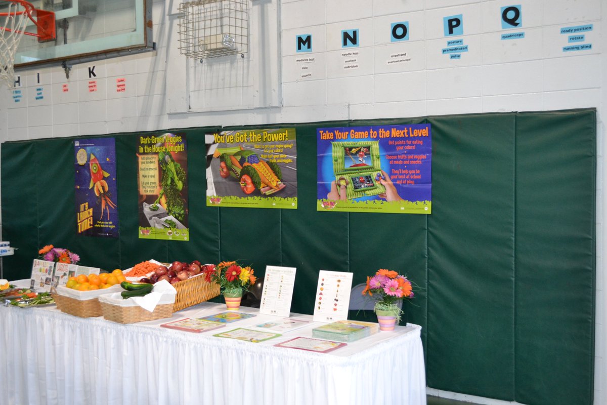 HCSD_CN's tweet photo. #saecafe was excited to particpate at Saucier Elementary Healthy fair. Cafe' Manager Barbara Hosli gave out samples of apples, oranges, cucumbers, carrots and explained the nutritional facts. #Food4Thought #HealthyEating https://t.co/rwEHtyJCFe