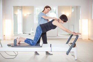 Plank prep on the reformer, improves back and shoulder strength #reformerfun #superstrong #givepilatesago
<a href="/JDRpilates/">Julie Revell</a>