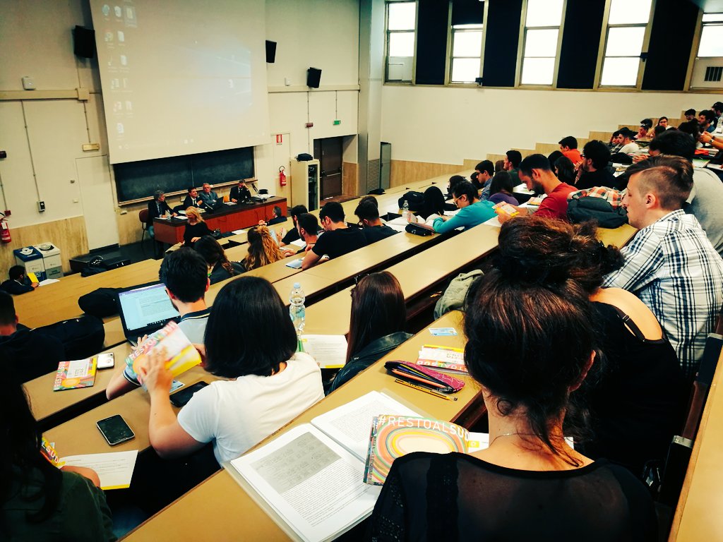 ConfindustriaRC's tweet photo. Con gli studenti di #Economia della 
@SapienzaRoma e gli esperti di @Invitalia ci siamo confrontati sui temi della formazione, dello sviluppo e del lavoro con particolare attenzione agli strumenti per il rilancio dell'imprenditoria giovanile nel #Sud. #IoRestoAlSud 😉👍 @GGIRC https://t.co/CoHitcMKBf