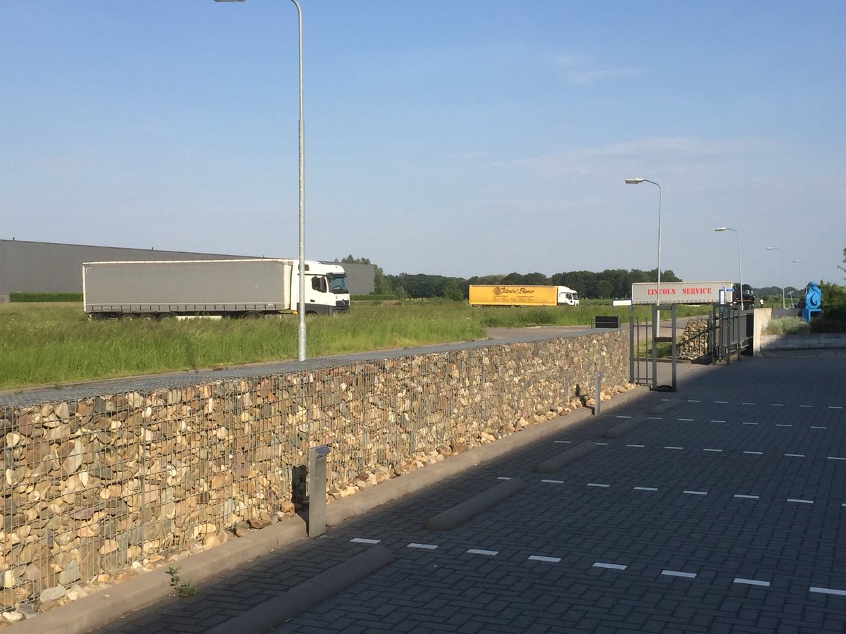 Wanneer zou het parkeerverbod op #7poort in Zevenaar nou eens worden gehandhaafd? Truckparking Duiven al geruime tijd open.