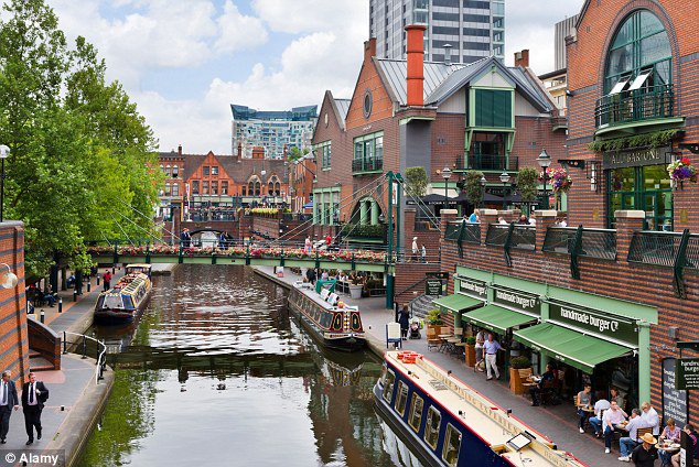 ErasmusMiser's tweet photo. ¿Sabías que #Birmingham es la 2ª ciudad más grande de #Inglaterra? 😮 Aquí os dejamos 10 lugares de esta ciudad que debéis visitar. ➡️ https://t.co/Vkscx08ZlA #travel #experience #erasmus https://t.co/FLgBm2qWib